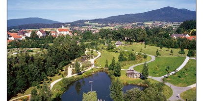 Reisemobilstellplatz - Wintercamping - Bayern - Entspannung und Erholung bietet der über 12 ha große Kur- und Erholungspark in unmittelbarer Nähe. - Stellplatz AQACUR Badewelt
