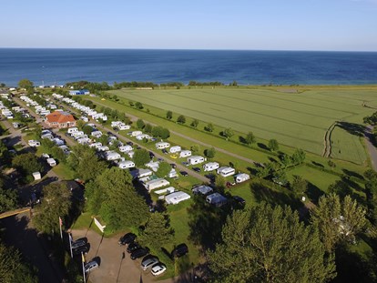 Reisemobilstellplatz - Art des Stellplatz: bei Gewässer - Fehmarn - linke Reihe: Wohnmobilplätze innen - Rosenfelder Strand Ostsee Camping