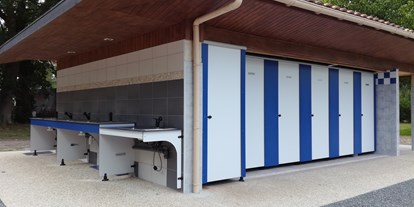 Reisemobilstellplatz - Entsorgung Toilettenkassette - Le Château-d'Oléron - Sanitäranlage Duschen mit Spülbecken - AU JARDIN PRÈS DE L'OCEAN, AIRE NATURELLE DE CAMPING CHARENTE MARITIME
