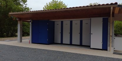 Reisemobilstellplatz - Poitou-Charentes - Sanitäranlage mit WC und Behindertendusche/WC - AU JARDIN PRÈS DE L'OCEAN, AIRE NATURELLE DE CAMPING CHARENTE MARITIME