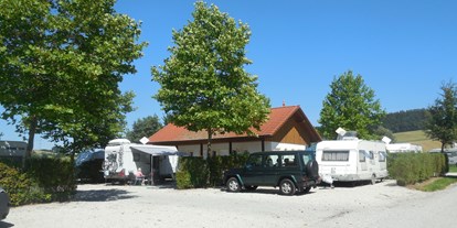 Reisemobilstellplatz - Gutshofplätze Extraklasse auf dem
Campingplatz ARTERHOF mit eigener Sanitäreinheit direkt am Platz - Wohnmobil Hafen am Arterhof