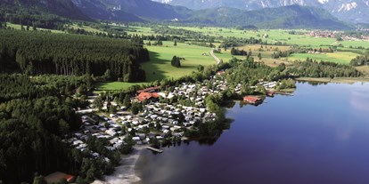 Reisemobilstellplatz - Art des Stellplatz: bei Gaststätte - Luftaufnahme Camping Bannwaldsee - Wohnmobilpark Schwangau