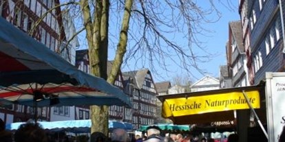 Reisemobilstellplatz - Reiten - Wilnsdorf - Der Wochenmarkt findet jeden Freitag bis 18 Uhr auf dem historischen Kornmarkt statt. Genießen Sie das Ambiente der malerischen Altstadt und viele regionale Angebote! - Wohnmobilstellplatz am Schießplatz (City Parkplatz)