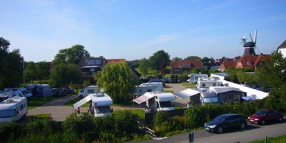 Motorhome parking space - Badestrand - Nordseeküste - Blick vom Seedeich auf den Platz - Camping Nordstrand Platz Margarethenruh