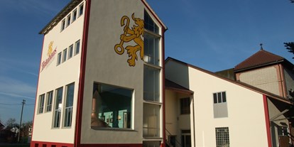 Reisemobilstellplatz - Hunde erlaubt: Hunde erlaubt - Ummendorf (Landkreis Biberach) - Brauerei-Gebäude mit neu renovierten Sudhaus an einem schönen Oktobertag 2015 - Bräuhaus Ummendorf