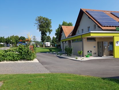 Reisemobilstellplatz - Wohnwagen erlaubt - Sanitärgebäude - Weinland-Camping
