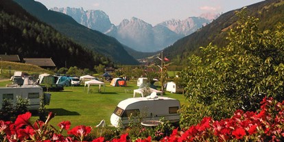 Motorhome parking space - Umgebungsschwerpunkt: Fluss - Austria - Blick auf die Dolomiten - Camping am See Gut Lindlerhof, mit Ferienhäuser und Almhütten