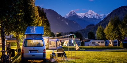 Motorhome parking space - Umgebungsschwerpunkt: Fluss - Switzerland - Nachtstimmung auf dem Camping Lazy Rancho in Interlaken - Camping Lazy Rancho 4