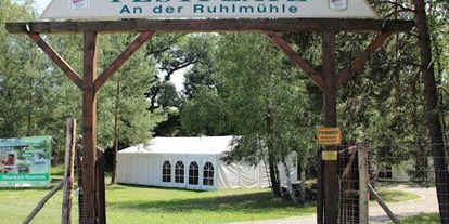 Reisemobilstellplatz - Bademöglichkeit für Hunde - Oberlausitz -  Floßbau + „Kleine Spreetour“ + Grillparty + Übernachtung - Festplatz an der Ruhlmühle