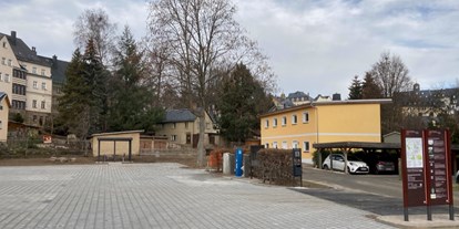 Reisemobilstellplatz - Böhmisch Wiesenthal - Blick auf den modernisierten Stellplatz mit gepflastertem Untergrund. - Stellplatz Uferstraße Schwarzenberg
