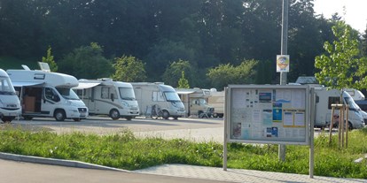 Motorhome parking space - öffentliche Verkehrsmittel - Bad Waldsee - komfortable Parzellen, großzügige Rangierwege, Infovitrine - Reisemobilstellplatz bei der Waldsee-Therme