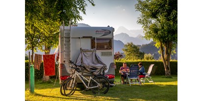 Motorhome parking space - Umgebungsschwerpunkt: Berg - Switzerland - Grasplatz mit Bäumen - Camping Hobby 3