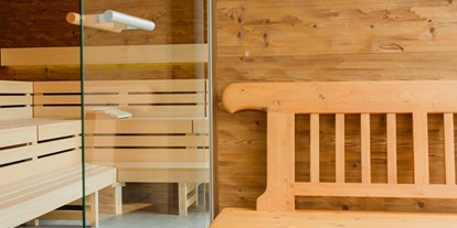 Motorhome parking space - Sauna - Vilshofen - Gönnen Sie sich eine Auszeit in der liebevoll angelegten SaunaWelt und spüren Sie, wie die Wärme und die anschließende Ruhephase Ihrem Körper neue Leichtigkeit verleihen. Nehmen Sie sich die Zeit für behagliche Stunden und regenerieren Sie Geist und Seele – egal, ob in der neuen Außensauna mit Panoramaverglasung (Foto), in der Bio-Sauna, der behaglichen Finnischen Sauna, im Tepidarium oder im Rasulbad. Hier schalten Sie vom Alltag ab. Nahtlose Bräune und textilfreies Sonnenbaden ermöglicht die neue Sonnenterrasse im Außenbereich der SaunaWelt.  - Vital CAMP Bayerbach