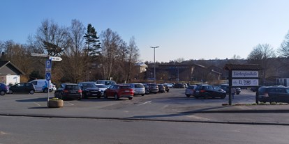 Reisemobilstellplatz - Bad Wildungen - Zugang zum großen Parkplatz - Wohnmobilstellplatz Ederberglandhalle