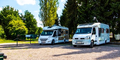 Reisemobilstellplatz - Lüneburger Heide - 5 Stellplätze für Wohnmobile vor unserer Schranke. Der Kiosk auf dem Campingpark Gelände bietet auf Bestellung jeden früh frische Brötchen an. - Campingpark Hüttensee