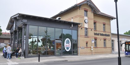 Motorhome parking space - Restaurant - Berlin-Umland - Restauriertes Bahnhofsgebäude mit Bäckerei-Filiale - „Haus des Brotes“ Bahnhof Velten