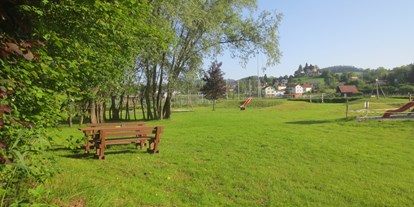 Reisemobilstellplatz - Umgebungsschwerpunkt: am Land - Niederösterreich - Schöner Spielplatz mit "Frühstücksbankerl" - Stellplatz Krumbach