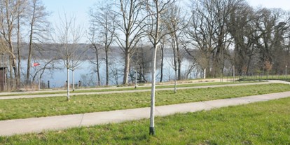 Motorhome parking space - Art des Stellplatz: bei Gewässer - Schleswig-Holstein - Blick vom Reisemobilpark auf den Großen Eutiner See - Reisemobilpark Eutiner See