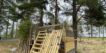 Reisemobilstellplatz - Stromanschluss - Schweden - Baumhaus/Spieleplattform für Kinder - Trollforsen Camping & Cottages Services AB