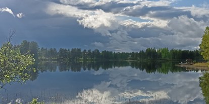 Reisemobilstellplatz - Stromanschluss - Schweden - der Blick von der Schaukel - Trollforsen Camping & Cottages Services AB