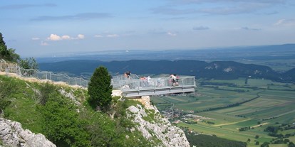 Reisemobilstellplatz - Wohnwagen erlaubt - Österreich -  Vogelfrei fühlt man sich auf der Aussichtsterrasse Skywalk Hohe Wand  - Stellplätze im Naturpark Hohe Wand
