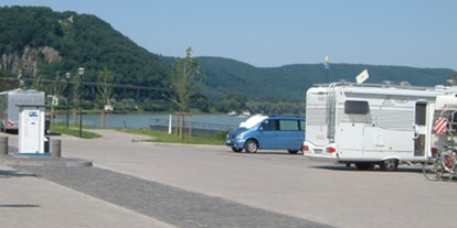 Motorhome parking space - Umgebungsschwerpunkt: Stadt - Bad Neuenahr-Ahrweiler - befestigter Stellplatz ohne Größenbegrenzung der Reisemobile unmittelbar am Rhein-Ufer. - Stellplatz am Bollwerk