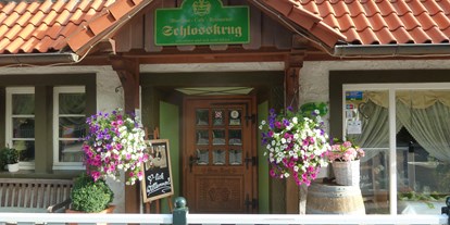 Motorhome parking space - Wohnwagen erlaubt - Eingang Bierhaus/Restaurant - Café-Restaurant Schlosskrug