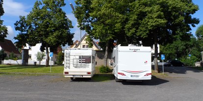 Reisemobilstellplatz - Hunde erlaubt: Hunde erlaubt - Kirchheim (Hersfeld-Rotenburg) - Parkplatz Bleiche