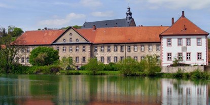 Reisemobilstellplatz - Einbeck - Seitenansicht des Klosters Lamspringe über den Klosterteich - Wohnmobilstellplatz der Gemeinde Lamspringe