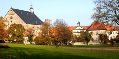 Reisemobilstellplatz - Umgebungsschwerpunkt: am Land - Moringen - Ansicht aus dem Klosterpark auf die Klosterkirche - Wohnmobilstellplatz der Gemeinde Lamspringe