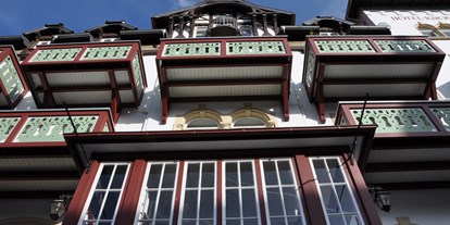 Reisemobilstellplatz - Seesen - Außerwöhnlicher Blickwinkel auf die Fassade des Hotels Kronprinz - Solebad