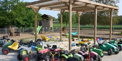 Reisemobilstellplatz - Art des Stellplatz: ausgewiesener Parkplatz - Niederrhein - Unser Fuhrpark für die Kleinsten - Wohnmobilstellplatz am Kinderbauernhof