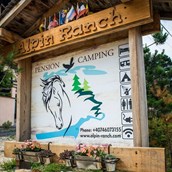 Wohnmobilstellplatz - Eingang Camping Alpin Ranch - Parking Alpin Ranch