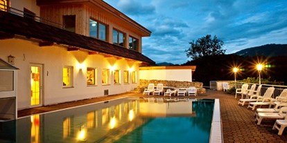Reisemobilstellplatz - Umgebungsschwerpunkt: See - Tirol - Das Schwimmbad im Wellnessgebäude mit 25° bis 32° (Winter) - Seencamping Stadlerhof