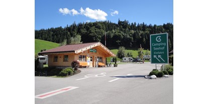 Reisemobilstellplatz - Umgebungsschwerpunkt: See - Kiefersfelden - Einfahrt Camping Seehof - Check In - Camping & Appartements Seehof