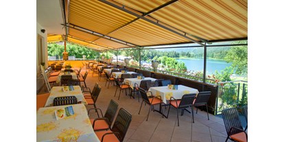 Reisemobilstellplatz - Umgebungsschwerpunkt: See - Kiefersfelden - Sonnenterrasse mit Blick zum See - Restaurant Seehof - Camping & Appartements Seehof