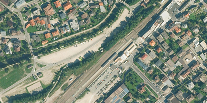 Reisemobilstellplatz - Umgebungsschwerpunkt: am Land - Italien - Stegener Marktplatz von oben - Parkplatz am Stegener Marktplatz