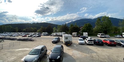 Motorhome parking space - öffentliche Verkehrsmittel - Italy - Stegener Marktplatz vom Bahnhof - Parkplatz am Stegener Marktplatz