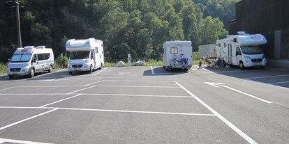Motorhome parking space - öffentliche Verkehrsmittel - Switzerland - Besucher - Glarus, Buchholz,