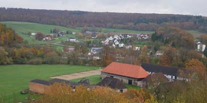 Reisemobilstellplatz - Angelmöglichkeit - Nordhessen - Blick auf den Wohnmobilstellplatz an der Domäne von der Burgmauer der Trendelburg aus - Trendulas Paradies - Tor zum Reinhardswald