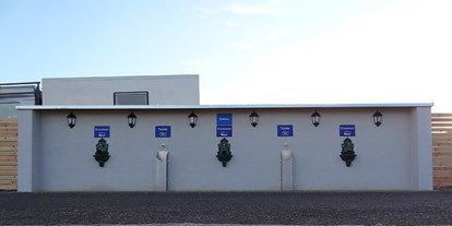 Motorhome parking space - WLAN: nur um die Rezeption vorhanden - Ver- & Entsorgung - Reisemobilstellplatz Wien