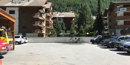 Motorhome parking space - Tennis - Valais - Stellplatz Taxi Christophe - nur Parking keine Übernachtung 