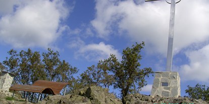 Reisemobilstellplatz - Preis - Saarland - Gipfelkreuz auf der Weiselbergtour - Stellplatz am Weiselbergbad