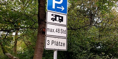 Reisemobilstellplatz - Art des Stellplatz: eigenständiger Stellplatz - Holzmaden - Schild am Parkplatz  - Stellplatz Äußerer Burgplatz