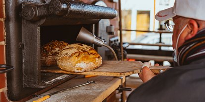 Reisemobilstellplatz - Neuruppin - Donnerstag bis Freitag gibt´s frischgebackenes Brot aus dem Holzbackofen auf dem Schwantener Dorfanger (März-Nov) - Stellplätze Holzofenbäckerei Plentz