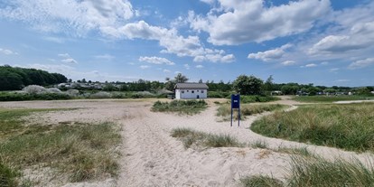 Reisemobilstellplatz - Ostsee - Öffentlich Toiletten und Außen-Duschen am Strand neben dem Stellplatz  - Stellplatz Sehlendorfer Strand