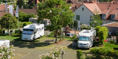 Motorhome parking space - Essingen (Landkreis Südliche Weinstraße) - Unser Reisemobilstellplatz aus der Vogelperspektive. - Stellplatz am Weingut Helmut Schreieck