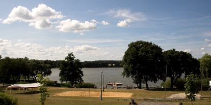 Reisemobilstellplatz - Mecklenburgische Seenplatte - Blick auf den Badestrand - Wohnmobilpark am großen Priepertsee