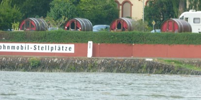 Motorhome parking space - Tennis - Mosel - Direkt am Rhein liegt der Stellplatz für Wohnmobile - Fasshotel am Rheinufer und Stellplatz am  Rheinkilometer 568