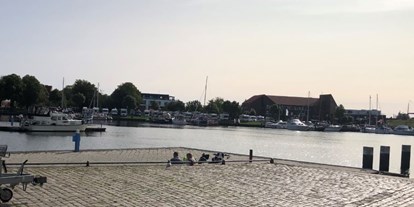 Reisemobilstellplatz - Umgebungsschwerpunkt: Meer - Ostfriesland - Blick auf den WoMo Stellplatz - Stellplatz Alter Binnenhafen